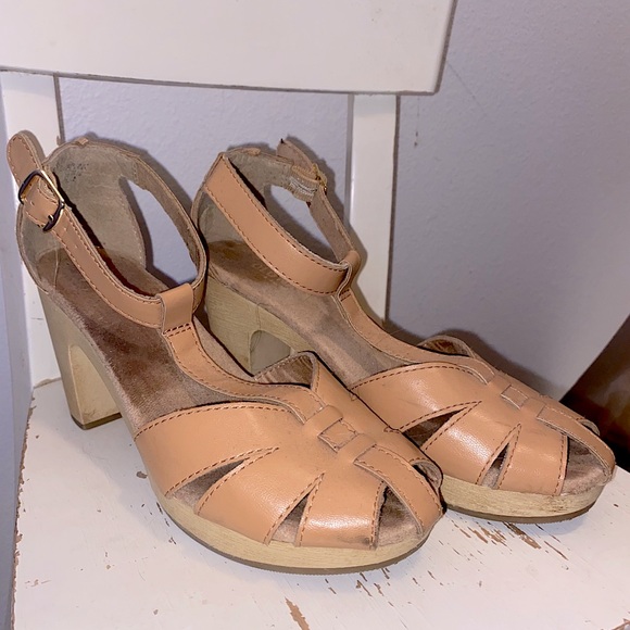 Old Navy Tan Kitten Heels Size 7 Gold Clasp - Picture 3 of 3
